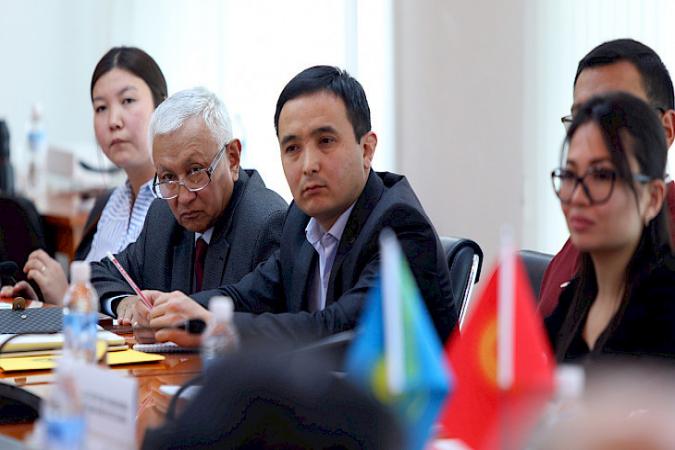 Krgzistan ile Kazakistan Siyasi stiare